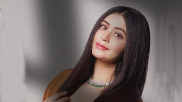 ৩০ লক্ষ অনুরাগীর সংখ্যা ইনস্টাগ্রামে, ঋতাভরীকে বিশেষ শুভেচ্ছা প্রেমিক তথাগতর