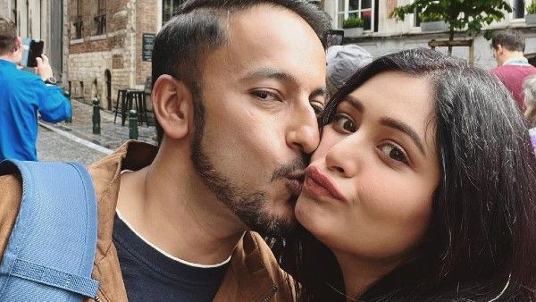 বিদেশের মাটিতে প্রেমিকের সঙ্গে চুটিয়ে প্রেম করছেন ঋতাভরী