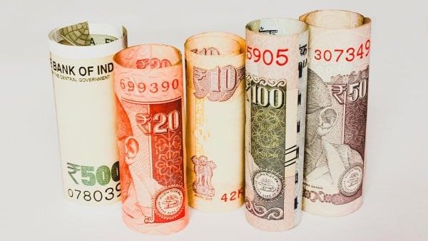 ডলারের সাপেক্ষে সর্বকালীন নামল টাকার মূল্য, কেন এই পতন? কী বলছেন বিশেষজ্ঞরা