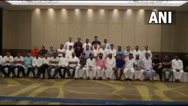 ৪৯ জন বিধায়কের সমর্থন শিন্ডের সঙ্গে! ১৩ জনকে নিয়েই বৈঠক সারলেন ঠাকরে