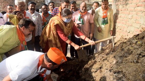বারাণসীতে বৃদ্ধ মহিলাকে সহায়তা করতে নিজেই মাঠ থেকে গোবর সরালেন স্মৃতি ইরানি
