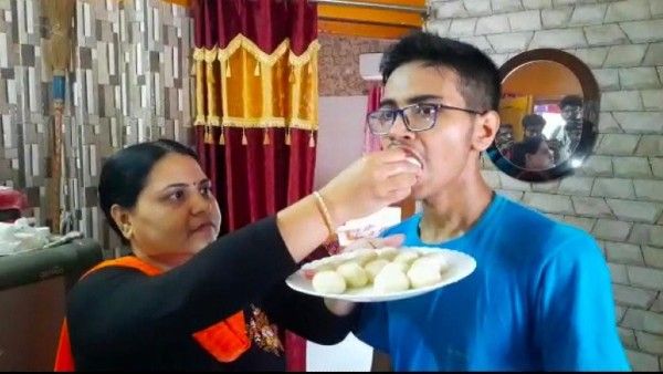 বাড়িতে নেই টিভি! চেনা ছকের বাইরে গিয়েই সাফল্য মাধ্যমিকে রাজ্যে পঞ্চম শুভ্র দত্তের