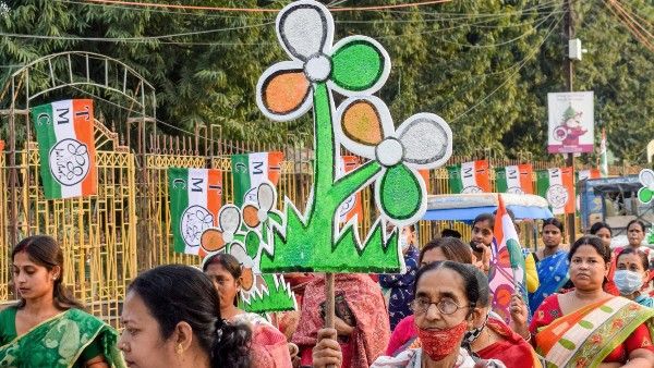 আয়-বহির্ভূত সম্পত্তি মামলায় সুপ্রিম কোর্টে স্বস্তি তৃণমূলের ১৯ বিধায়ক-নেতার