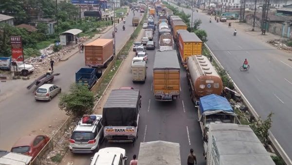 কড়া বার্তা ইমাম সংগঠনের! ১১ ঘন্টা পর অবশেষে উঠল ডোমজুড়ে অবরোধ