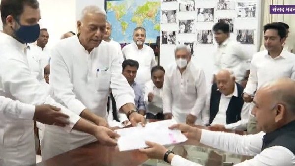 বিরোধীদের রাষ্ট্রপতি প্রার্থীকে সমর্থন TRS-র, অভিষেক-রাহুলকে সঙ্গে নিয়ে মনোনয়ন জমা যশবন্তের