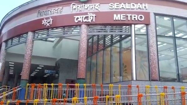 ভোর ৩টে থেকে পড়ল লাইন, রেকর্ড ভিড় নিয়ে প্রথম দিনের যাত্রা শুরু শিয়ালদহ মেট্রোর