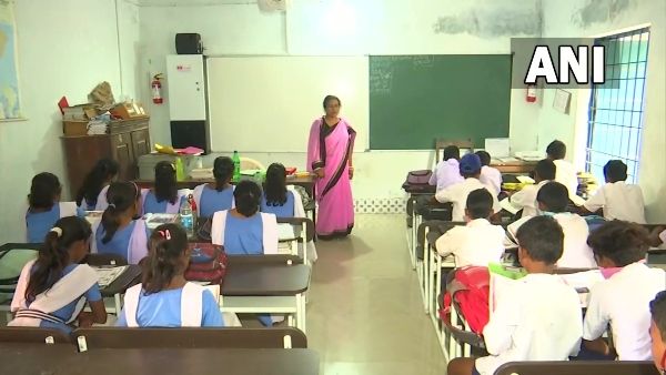 দেশের সাংবিধানিক প্রধানের পদে দ্রৌপদী মুর্মু! কেমন ছিলেন ওড়িশার ছোট স্কুলে পড়া ছাত্রী, কী বলছেন শিক্ষকরা