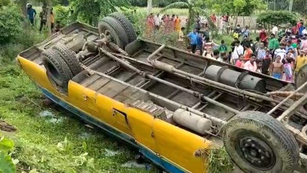 bus accident: ভয়াবহ বাস দুর্ঘটনা মণিপুরে, মর্মান্তিক মৃত্যু ১৫ পডুয়ার