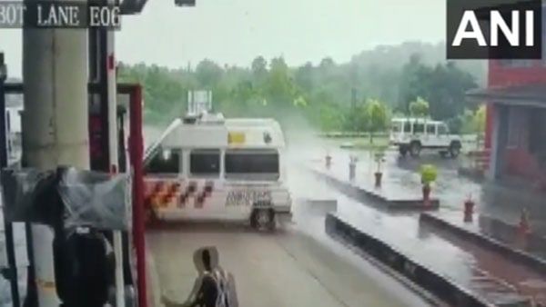 কর্নাটকের টোল প্লাজায় অ্যাম্বুলেন্সের ধাক্কা! ৪ জনের মৃত্যু, সিসিটিভির ছবি ভাইরাল