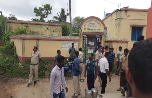 শিক্ষকের বাংলাটা একেবারেই আসে না, সরানোর দাবি প্রতিবাদে আভিভাবকেরা