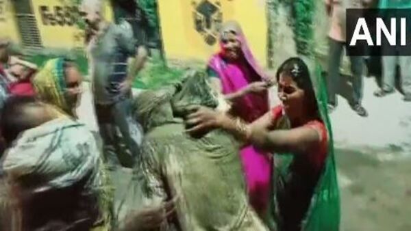 যোগী রাজ্যে মহিলারা কাদা মাখালেন বিজেপি বিধায়ককে, ভিডিও ভাইরাল! কারণ জানলে অবাক হবেন 
