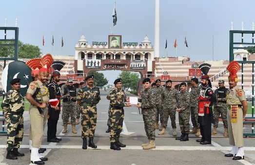 ঈদ-আল-আধা উপলক্ষ্যে মিষ্টি বিতরণ ভারত পাক সীমান্তে