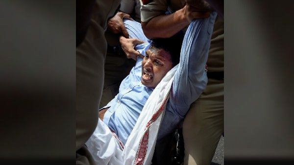 সোনিয়া গান্ধীকে ইডির ডেকে পাঠানো নিয়ে প্রতিবাদে কংগ্রেস, যুব নেতাকে চুল ধরে টেনে গাড়িতে ঢোকাল পুলিশ