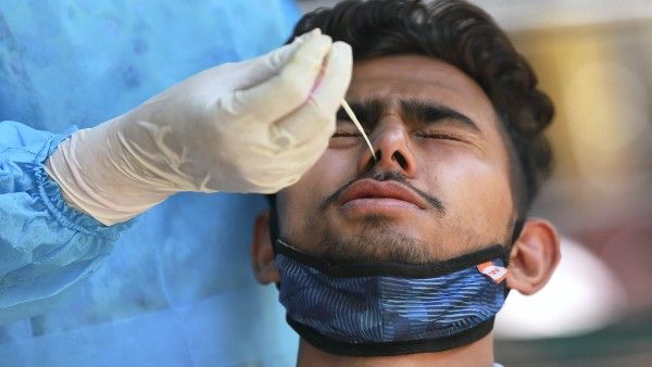 একাধিক দেশে করোনা বাড়তেই বাংলা সহ রাজ্যগুলিকে সতর্ক করল কেন্দ্র! বুধেই জরুরি বৈঠক