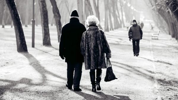 আপনি ফোনে ব্যস্ত, একাকীত্বে ভুগছেন বাবা-মা, বলছে সমীক্ষা