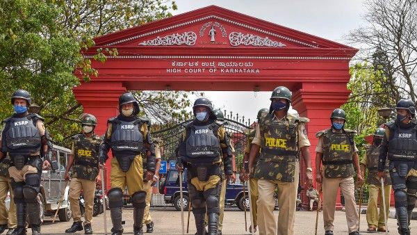 দুর্নীতির বিরুদ্ধে তদন্তের নির্দেশের জের, বদলির হুমকি পেলেন হাইকোর্টের বিচারপতি