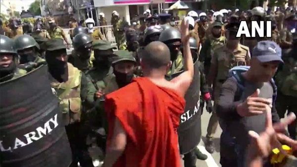 পুড়ছে বাড়ি, প্রাণভয়ে সেনা দফতরে রাষ্ট্রপতি! শ্রীলঙ্কার বড় আপডেট একনজরে