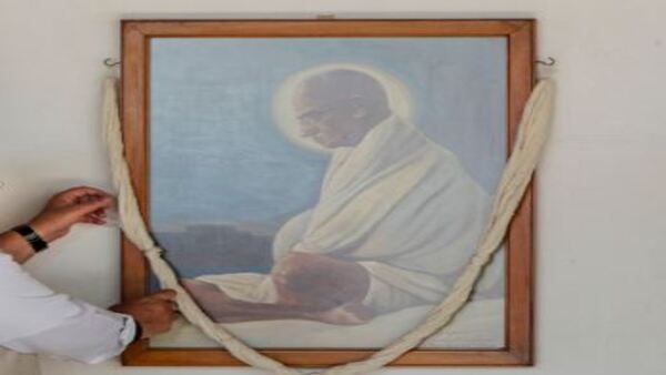 SFI-র হামলার সময়েও ঠিক থাকা গান্ধীর ছবি চুরমার! সিপিএম-এর 'সাজানো' প্রশ্নে কংগ্রেস তুলল রাহুলের ক্ষমার কথা