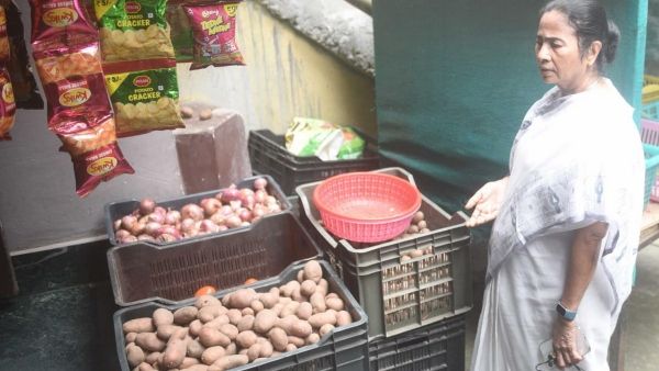 হাঁটতে বেরিয়ে হঠাৎ কোলে তুলে নিলেন ছোট্ট শিশুকে, বাজারে দর-কষাকষি, পাহাড়ে অন্য মেজাজে মুখ্যমন্ত্রী