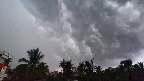 নিম্নচাপ শক্তি বাড়িয়ে গভীর হচ্ছে বঙ্গোপসাগরে, প্রবল দুর্যোগের সম্ভাবনা কোন কোন জেলায়