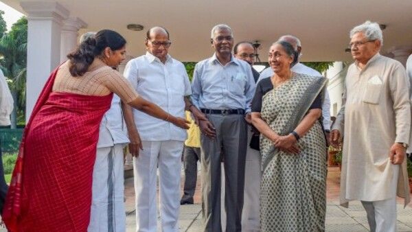 সোনিয়াকে তীব্র সমালোচনার পরেও উপরাষ্ট্রপতি নির্বাচনে প্রার্থী আলভা! কংগ্রেসে কি রাশ আলগা গান্ধী পরিবারের