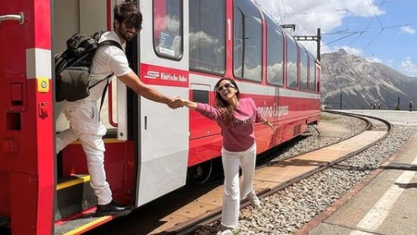 ডিডিএলজে-এর ট্রেনের দৃশ্যে শাহিদ-মীরা, তারকা জুটিকে ‘রাজ-সিমরন ২.০’ বলে অ্যাখা ভক্তদের