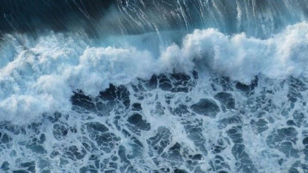 উথাল-পাথাল মহাসমুদ্রের মাঝে দুধের মতো সাদা বিশাল জলরাশি, কী ওটা! প্রশ্ন নাবিকের