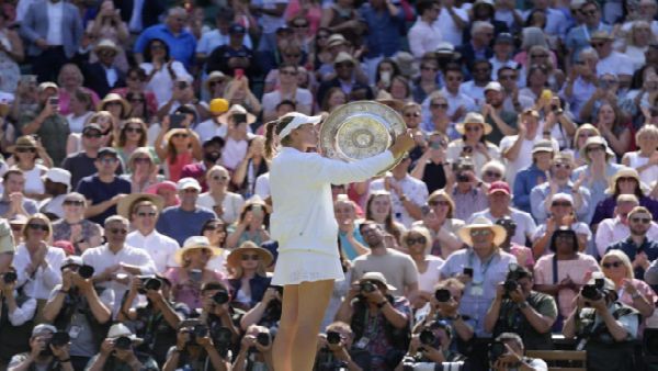 উইম্বলডনের রানি রাইবাকিনা রাশিয়ান বাবা-মায়ের কথা শুনেই কেঁদে ফেললেন, কেন জানেন?