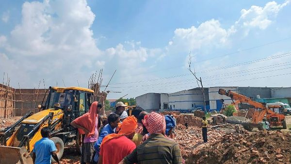 দিল্লিতে নির্মীয়মাণ গুদামের প্রাচীর ধসে পাঁচ জনের মৃত্যু, ধ্বংসস্তূপের নীচে এখনও চাপা পড়ে অনেকে