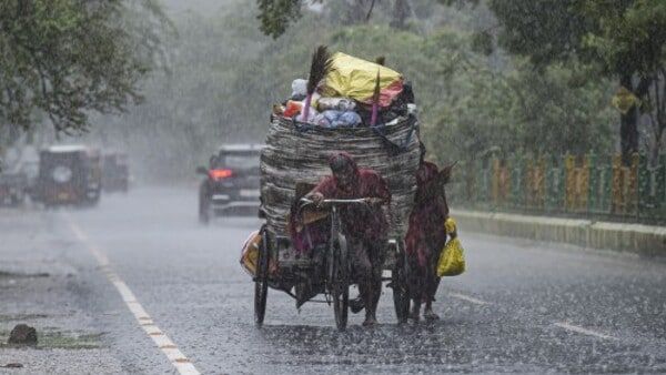 দক্ষিণে বিপুল বৃষ্টির পূর্বাভাস, আট জেলায় জারি লাল সতর্কতা