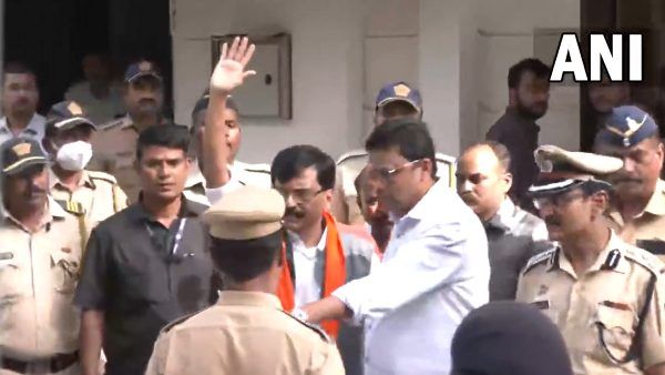 সঞ্জয় রাউতের বাড়িতে শিন্ডের নাম লেখা খামে ১০ লক্ষ টাকা ইডির হাতে, চড়ছে নতুন জল্পনার পারদ