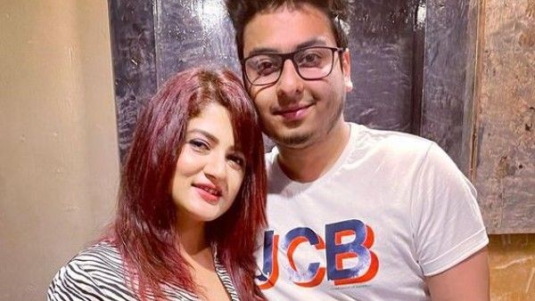 শ্রাবন্তীর সঙ্গে পাশে দাঁড়ানো ছেলেটি কে, তা দেখে কেনই বা অবাক হলেন সকলে?