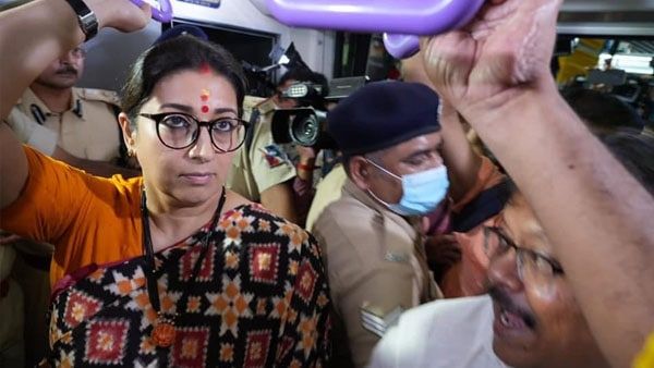 'দাদু'র বাড়ির সামনে দিয়ে মেট্রো যাবে', শিয়ালদহ মেট্রোর উদ্বোধন করে বললেন স্মৃতি