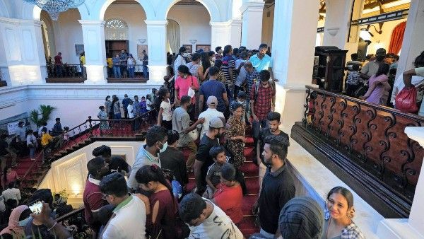 Srilanka Crisis: রাষ্ট্রপতি ভবন থেকে মিলল লক্ষ লক্ষ টাকা'র নতুন নোট!