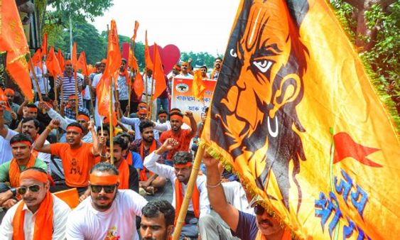 হুমকি থেকে হিন্দুদের বাঁচাতে হেল্পলাইন VHP ও বজরং দলের! টুইটে নিশানা তৃণমূলকে