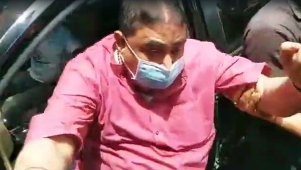 এসএসকেএম থেকে বেরতেই চোর গরু চোর বলে সম্বোধন অনুব্রতকে! এরপর...