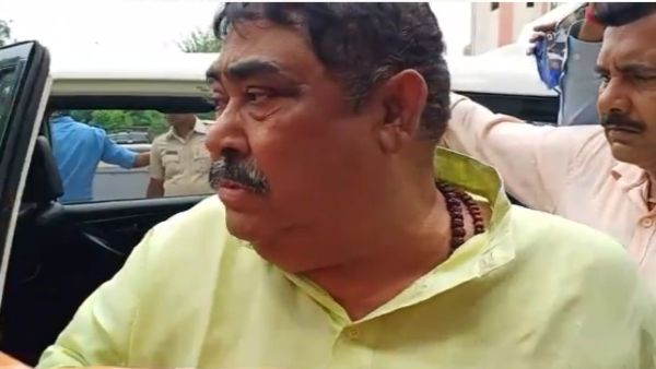 অনুব্রত মণ্ডলকে আসানসোল আদালতে পেশ, ‘গরু চোর’ স্লোগানের পাল্টা ‘জয় বাংলা’ স্লোগানও