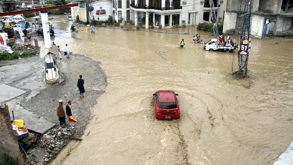 বৃষ্টিতে প্লাবিত বেঙ্গালুরু, মানুষকে বাঁচাতে নামাতে হল নৌকা
