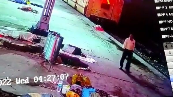 মায়ের কোলের কাছ থেকে ঘুমন্ত শিশুকে নিয়ে পালাল অভিযুক্ত, ভাইরাল সিসিটিভি ফুটেজ