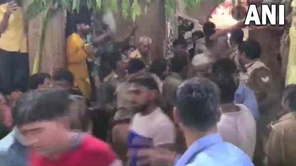 জন্মাষ্টমী উদযাপনের সময় মথুরার বাঁকে বিহারি মন্দিরে উপচে পড়া ভিড়, শ্বাসরোধ হয়ে মৃত ২