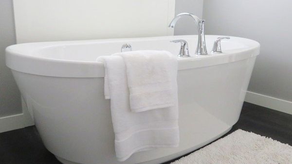 অর্থ সমস্যা থেকে মুক্তি পেতে চান?‌ স্নানের সময় করুন এই প্রতিকার, পাবেন সমাধান