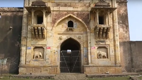 শহরের কাছেই রয়েছে রহস্যে ঘেরা এক কেল্লা, মনে করিয়ে দেবে ভানগড়ের কথা