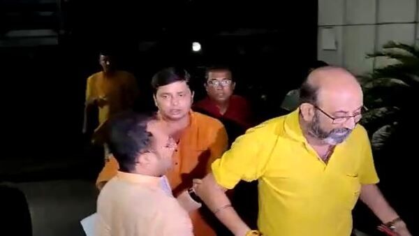 প্রকাশ জাভড়েকরের বৈঠকের মধ্যে আইসিসিআরের বাইরে বিশৃঙ্খলা, বিজেপি কর্মীদের মধ্যে হাতাহাতি