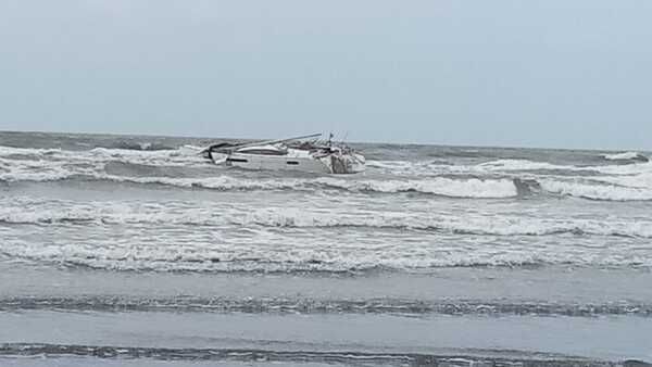 মহারাষ্ট্রে ফিরল জঙ্গি হানার স্মৃতি! নৌকা থেকে উদ্ধার AK 47-গুলি-বিস্ফোরক, জঙ্গি হানার আশঙ্কায় হাই অ্যালার্ট