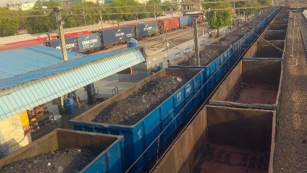 ভারতীয় রেলের নজির! ২৭ হাজার টন কয়লা নিয়ে চলল মালবাহী ‘সুপার ভাসুকি’ ট্রেন