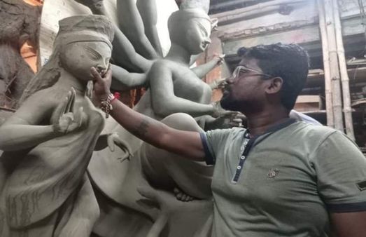 লড়াই করে তৈরি করেছেন জায়গা, অন্যতম কনিষ্ঠ শিল্পীর হাতে তৈরি হচ্ছে শহরের বহু মণ্ডপ