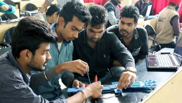 কঠোর পরিশ্রমের পরও কেরিয়ারে নেই উন্নতি!‌ সহজ কিছু প্রতিকারে পাবেন পদোন্নতি, হবে বেতন বৃদ্ধি