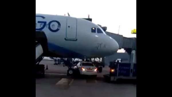 বিমানের একেবারে নীচে চলে আসল গাড়ি! রইল রোমহর্ষক সেই মুহূর্তের ভিডিও