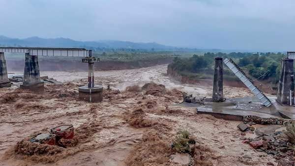 মেঘ ভাঙা বৃষ্টি আর হড়পা বানে ভয়াবহ বিপর্যয়! মৃতের সংখ্যা বেড়ে ২২