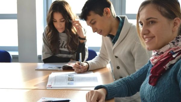 উচ্চশিক্ষা লাভের জন্য কেন পড়ুয়ারা যুক্তরাজ্যকেই বেছে নেন?